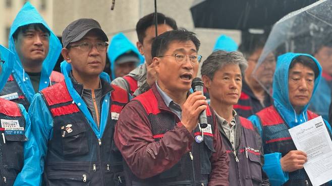 9일 오전 부산지방법원 앞에서 '통상임금 소송 조속 판결 촉구 기자회견'이 열렸다. 민주버스본부 부산경남지부 제공