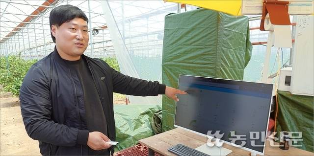 자신의 감귤농장에 ‘셀프 스마트팜’을 구축한 현왕철씨가 ‘홈 어시스턴트’를 활용해 만든 스마트팜 제어시스템에 관해 설명하고 있다.