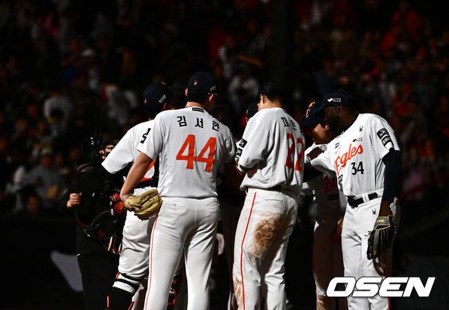 [OSEN=대전, 지형준 기자]&nbsp;경기를 마치고 한화 선수들이 승리 하이파이브를 하고 있다. 2025.04.29 /jpnews@osen.co.kr