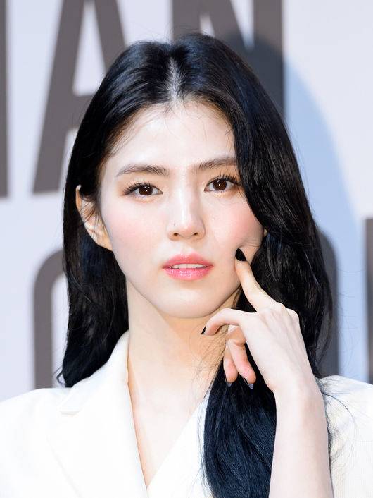 [OSEN=이대선 기자] 18일 오후 서울 ​​동대문디자인플라자 아트홀에서 Christian Dior: Designer of Dreams 전시 포토콜 행사가 열렸다.이날 행사에는 블랙핑크 지수, 한소희, 김연아, 조이현, 김민주, 노정의 ,MEOVV 나린, 세븐틴 민규, 남주혁, 로몬, TXT, 기은세, 박희정, 배윤영, 아이린 킴, 차준환, 장성우, 홍태준 참석해 자리를 빛냈다. 배우 한소희가 포토타임을 가지고 있다. 2025.04.18 /sunday@osen.co.kr