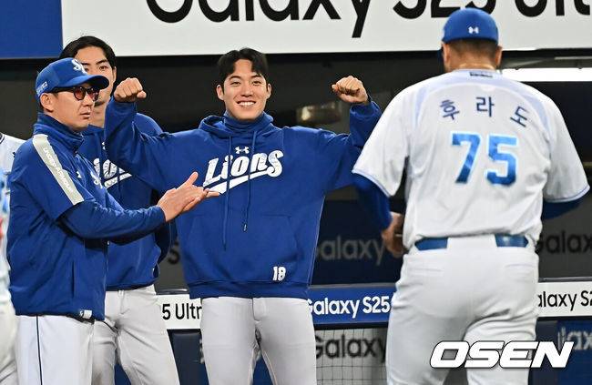 [OSEN=대구, 이석우 기자] 26일 대구삼성라이온즈파크에서 2025 신한 SOL 뱅크 KBO 리그 삼성 라이온즈와 NC 다이노스의 경기가 열렸다. 홈팀 삼성은 후라도가, 방문팀 NC는 이용찬이 선발 출전했다. 삼성 라이온즈 선발 투수 후라도가 7회초 수비를 마치고 원태인의 응원을 받고 있다. 2025.04.26 / foto0307@osen.co.kr