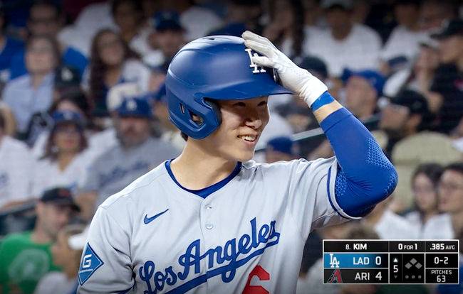 LA 다저스 김혜성이 9일(한국시간) 애리조나전 5회 타석 중 심판에게 웃으며 타임을 요청하고 있다. /MLBTV 캡처