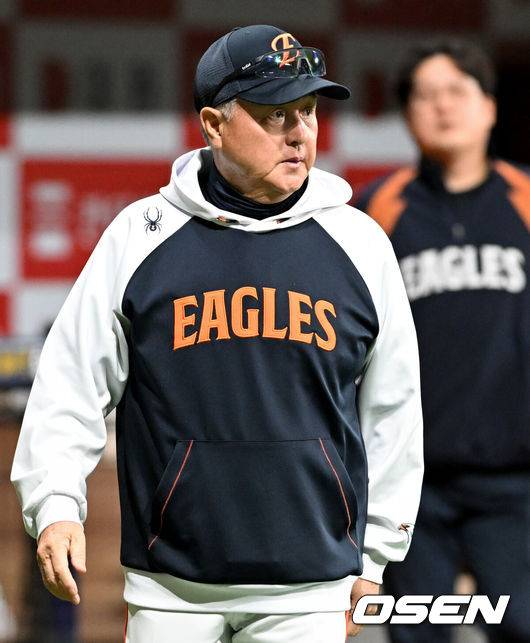 [OSEN=고척, 조은정 기자]9일 오후 서울 고척스카이돔에서 2025 신한 SOL Bank KBO리그 키움 히어로즈와 한화 이글스의 경기가 열린다.이날 홈팀 키움은 하영민을 원정팀 한화는 엄상백을 선발 투수로 내세웠다.한화 김경문 감독이 선수단 훈련을 지켜보고 있다. 2025.05.09 /cej@osen.co.kr