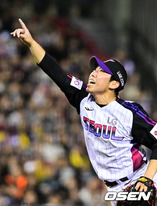 [OSEN=잠실, 조은정 기자]2일 오후 서울 잠실구장에서 ‘2025 신한 SOL BANK KBO리그’ LG 트윈스와 SSG 랜더스의 경기가 열렸다.이날 경기에 홈팀 LG는 손주영을 방문팀 SSG은 앤더슨을 선발로 내세웠다.LG 박명근이 7회초 2사 1,2루에서 SSG 고명준을 상대로 파울 플라이를 유도한 뒤 타구를 가리키고 있다. 2025.05.02 /cej@osen.co.kr