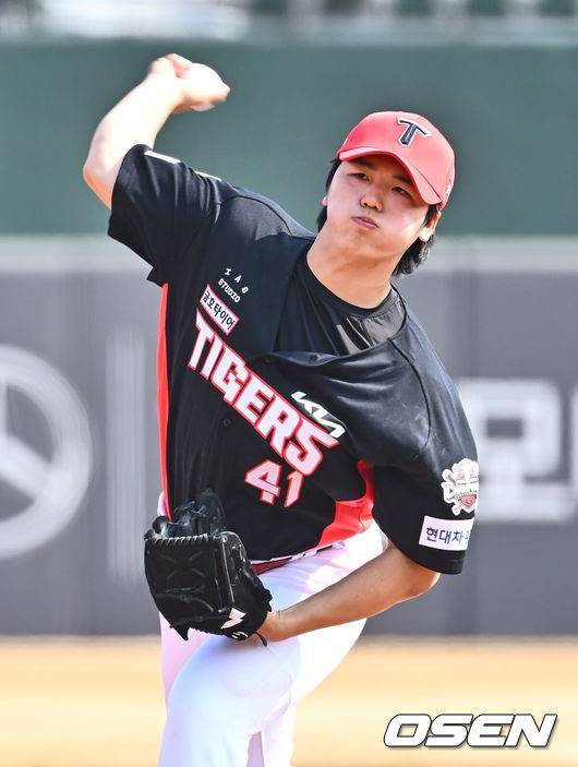 [OSEN=부산, 이석우 기자] 9일 부산 사직야구장에서 2025 신한 SOL 뱅크 KBO 리그 롯데 자이언츠와 KIA 타이거즈의 시범경기가 열렸다. 홈팀 롯데는 반즈가 선발로 출전하고, 방문팀 KIA는 윤영철이 선발로 출전했다.KIA 타이거즈 황동하가 역투하고 있다. 2025.03.09 / foto0307@osen.co.kr