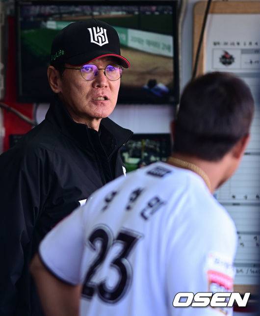 [OSEN=수원, 조은정 기자]4일 오후 수원 KT위즈파크에서 ‘2025 신한 SOL Bank KBO리그’ KT 위즈와 키움 히어로즈의 경기가 열렸다.이날 경기에 홈팀 KT는 쿠에바스, 원정팀 키움은 김선기를 선발로 내세웠다.KT 이강철 감독이 안현민에 조언을 하고 있다. 2025.05.04 /cej@osen.co.kr