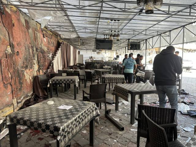 ▲7일(현지시간) 이스라엘 공습이 가자지구 시내를 강타해 바닥에 집기가 흩어져 있다. ⓒ타스=연합뉴스