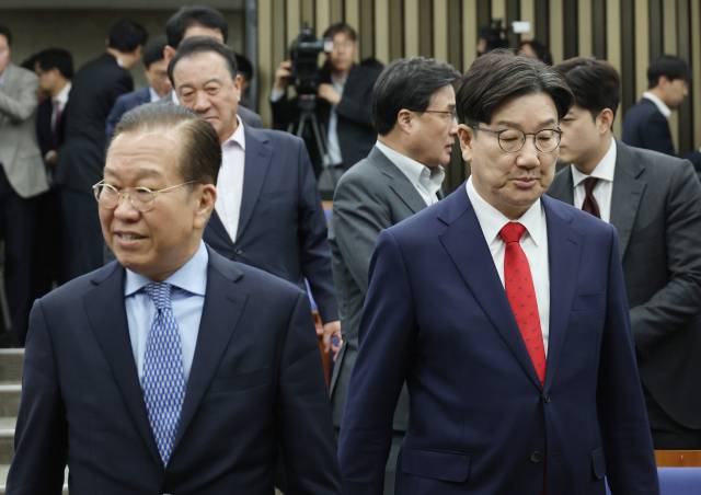 ▲국민의힘 권영세 비상대책위원장과 권성동 원내대표가 8일 서울 여의도 국회에서 열린 의원총회에 참석하고 있다. ⓒ연합뉴스