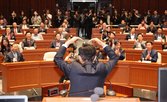 ▲국민의힘 김문수 대선 후보가 9일 서울 여의도 국회에서 열린 의원총회에 참석해 인사말을 하던 중 머리 위로 하트를 만들어 보이고 있다. ⓒ연합뉴스