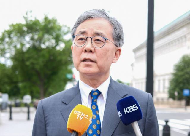 ▲더불어민주당 이재명 대선 후보의 외교·안보·통상 분야 핵심 참모인 김현종 전 국가안보실 2차장이 8일(현지시간) 미국 워싱턴 D.C. 백악관에서 도널드 트럼프 행정부 당국자들과 회동한 뒤 취재진에게 결과를 설명하고 있다. ⓒ연합뉴스