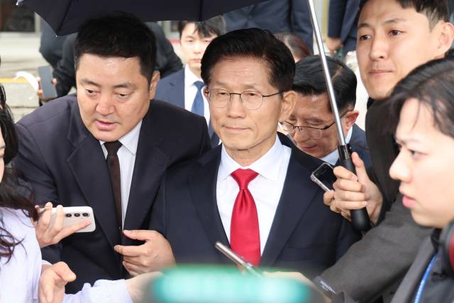 ▲국민의힘 김문수 대선 후보가 9일 서울 여의도 국회에서 열린 의원총회에서 권영세 비상대책위원장과 충돌 후 의총장에서 나와 국회를 떠나고 있다. ⓒ연합뉴스