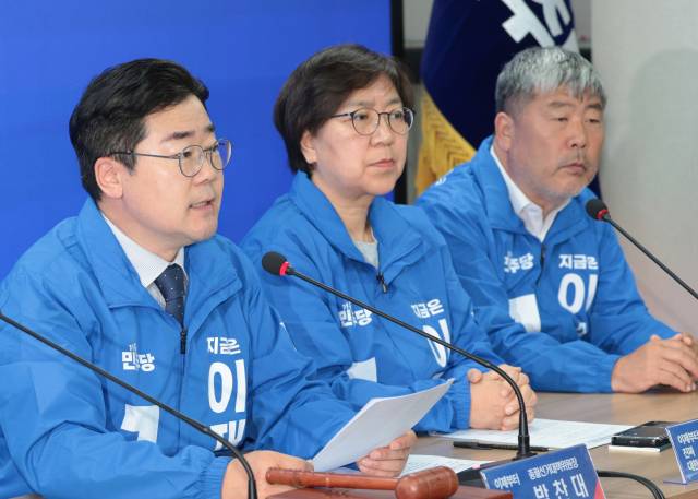 ▲더불어민주당 상임총괄선대위원장인 박찬대 원내대표(왼쪽)가 9일 서울 여의도 민주당 중앙당사에서 열린 중앙선거대책위원회의에서 발언하고 있다. ⓒ연합뉴스