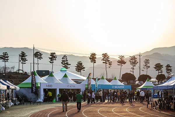 제5회 장수트레일레이스의 메인 스폰업체 '아크테릭스'와 '스카르파' 부스 앞에 사람들이 줄을 섰다. 작은 이벤트에 참여하기 위함이다.