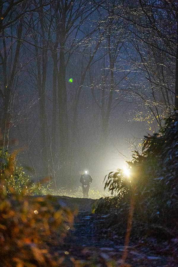 둘째 날 저녁 7시쯤 CP(체크포인트)6 지점 근처. 한 트레일러너가 CP를 향해 달려오고 있다. CP6은 출발점에서 약 54km 떨어진 지점이다. 기상 악화로 여기서 경기를 포기하는 선수들이 많았다. 