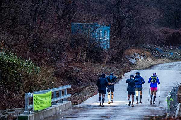 CP6에서 CP7로 출발하는 선수들. 여기서 골인지점까지 14km 정도 떨어져 있다. 