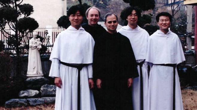 2002년 방한한 레오 14세 교황(사진=성 아우구스티노회 수도회의 한국지부 '성 아우구스띠노 수도회' 제공, 연합뉴스)