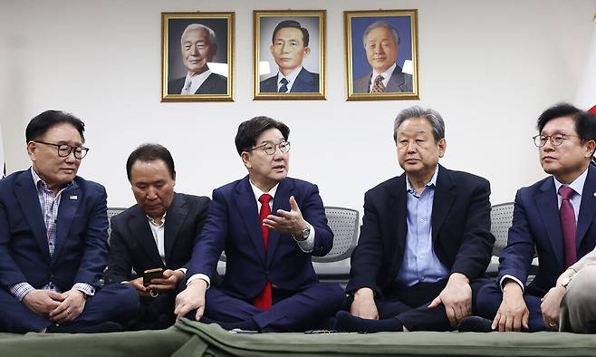 김문수 국민의힘 대통령 후보에게 단일화 약속을 촉구하며 무기한 단식에 돌입한 권성동 원내대표가 8일 오전 서울 여의도 중앙당사에서 같은 이유로 단식 농성에 들어간 김무성(오른쪽 두번째), 류준상 상임고문을 만나고 있다. 뉴스1