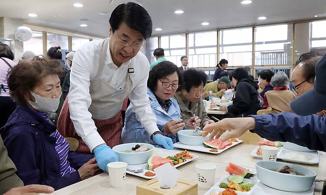 서강석 서울 송파구청장이 지난 8일 서울 송파노인종합복지관에서 열린 어버이날 맞이 ‘사랑의 삼계탕 나눔 행사’에서 배식 봉사를 하고 있다.&nbsp;연합뉴스,&nbsp;송파구 제공