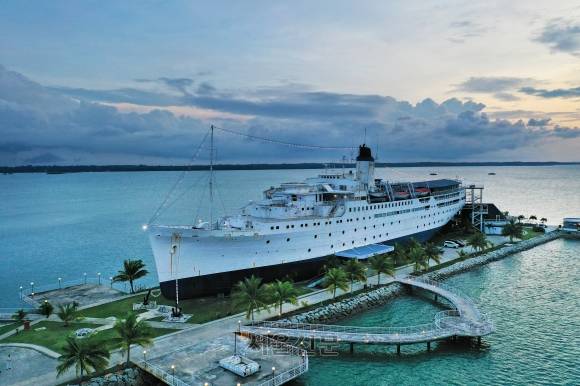 선박을 개조해 만들어진 ‘둘로스 포스 호텔’.