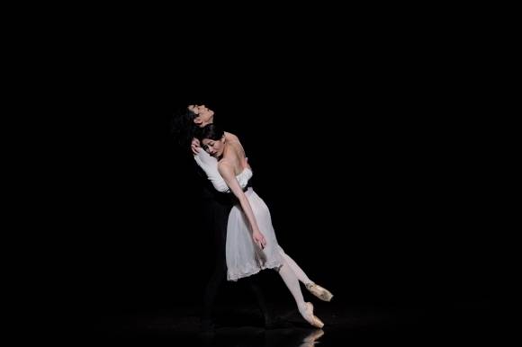 국립발레단의 드라마 발레 ‘카멜리아 레이디’의 두 주역 마르그리트 고티에 역의 발레리나 조연재(오른쪽)와 아르망 뒤발 역의 발레리노 변성완이 파드되를 선보이고 있다. 국립발레단 제공