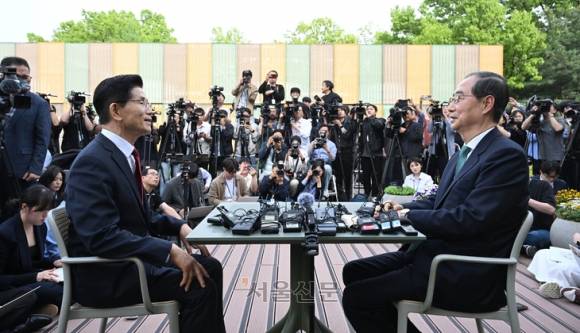 국민의힘 김문수 대선후보와 무소속 한덕수 대선 예비후보가 8일 서울 국회 사랑재에 위치한 커피숍에서 대화를 나누고 있다.  홍윤기 기자