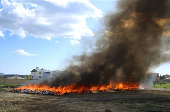 튀르키예 경찰이 디야르바키르주에서 압수한 대마초 20톤에 불을 붙이자 검은 연기가 피어오르고 있다. 엑스(X·옛 트위터) 캡처