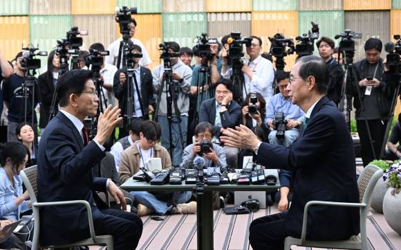 국민의힘 김문수 대선후보와 무소속 한덕수 대선 예비후보가 8일 국회 사랑재에 위치한 커피숍에서 만나 회동하고 있다. 2025.5.8 안주영 전문기자