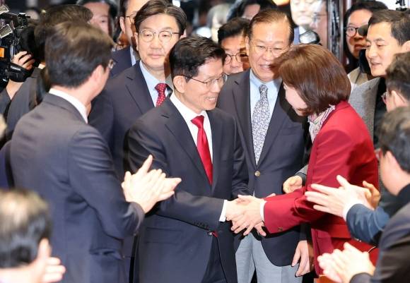 의원들과 악수하는 김문수 대선 후보 - 국민의힘 김문수 대선 후보가 9일 서울 여의도 국회에서 열린 의원총회에 참석하며 의원들과 악수하고 있다. 2025.5.9 연합뉴스