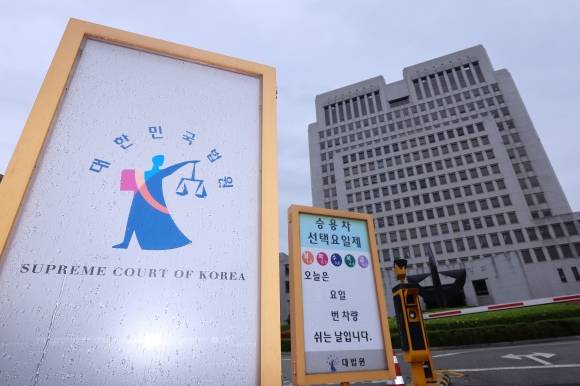 ‘이재명 파기환송’ 논란에 휩싸인 서울 서초구 대법원 모습. - 더불어민주당 이재명 대선 후보의 대법원 파기환송심 판결을 둘러싼 찬반 집회가 오는 10일 열린다. 사진은 9일 서울 서초구 대법원의 모습.  연합뉴스