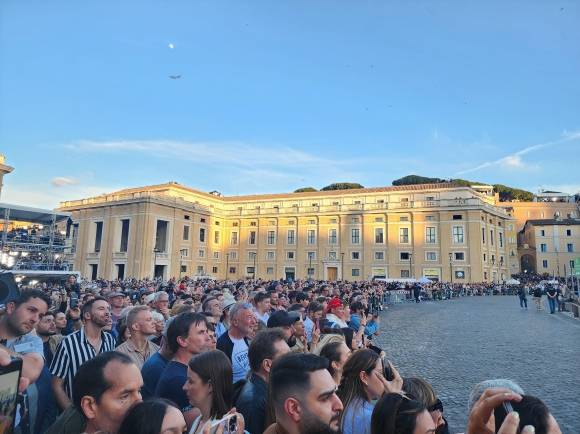 새 교황 등장 지켜보는 인파 - 새 교황 등장 지켜보는 인파  8일(현지시간) 바티칸 성 베드로 광장을 가득 메운 인파가 새 교황 레오 14세가 등장하는 모습을 지켜보고 있다.  바티칸 연합뉴스