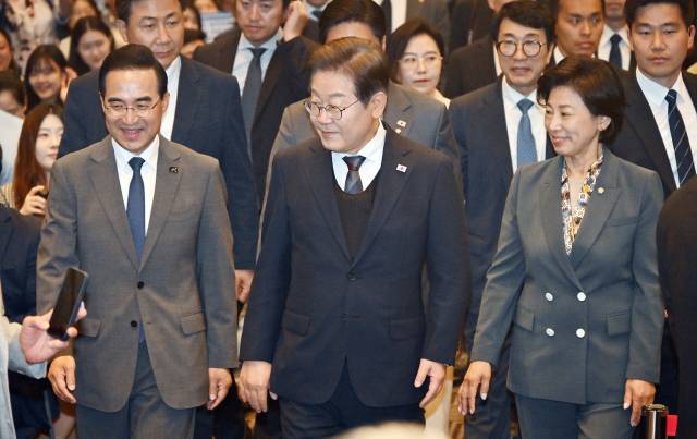 이재명 더불어민주당 대선 후보가 8일 서울 여의도 중기중앙회에서 열린 '더불어민주당 중앙선대위 직능본부 민생정책 협약식'에 참석하고 있다. 오승현 기자