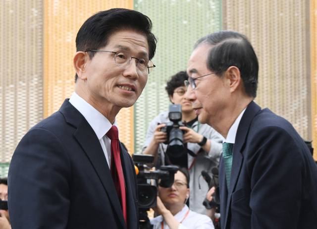 김문수 국민의힘 대선 후보와 한덕수 무소속 대선 예비후보가 8일 국회 사랑재에서 만나 후보 단일화를 위한 2차 회동을 마친 뒤 이석하고 있다. 오승현 기자