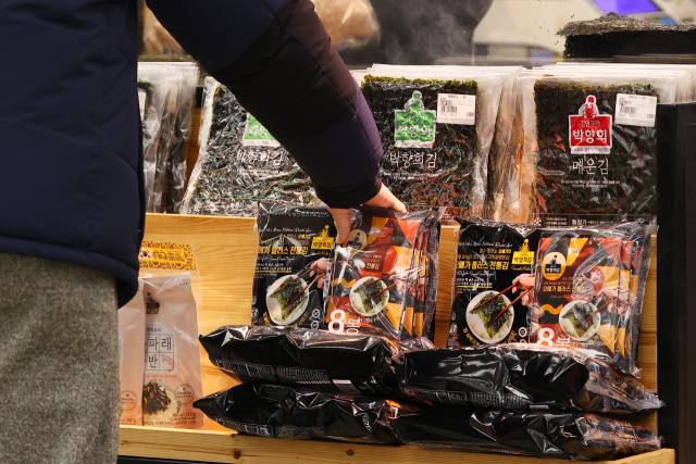 서울의 한 대형마트에서 김을 고르는 시민. 연합뉴스.