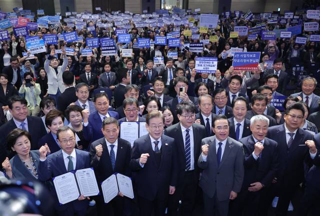 이재명 더불어민주당 대선 후보가 8일 서울 여의도 중소기업중앙회에서 열린 '진짜 대한민국 선거대책위원회' 직능본부 민생정책 협약식에서 참석자들과 기념촬영을 하고 있다. 오승현 기자