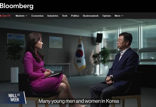 블룸버그TV ‘월스트리트 위크’의 셰리 안 앵커(왼쪽)가 성남시청을 찾아 신상진 시장과 인터뷰를 진행하고 있다. 사진 제공 = 성남시