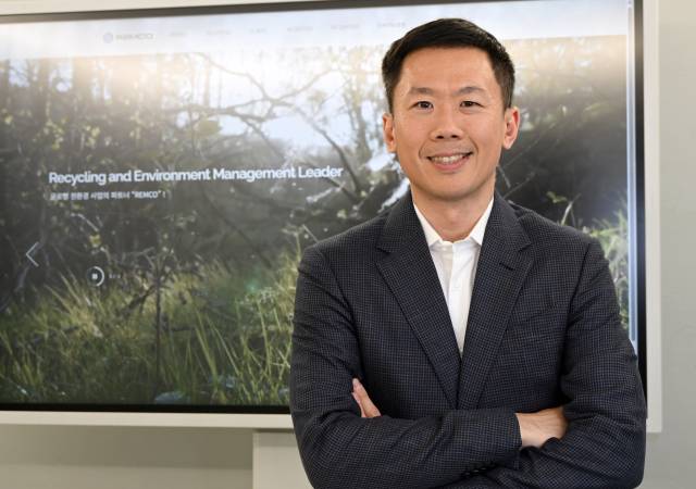 장동훈 렘코 대표가 8일 서울 강남구 사옥에서 서울경제신문과 인터뷰를 진행하기에 앞서 사진 촬영을 하고 있다. 성형주 기자