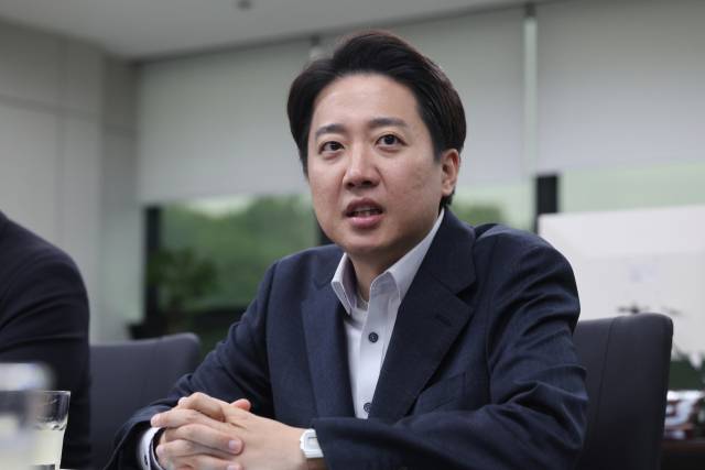 이준석 개혁신당 대선 후보가 9일 서울 서초구 한국교원단체총연합회에서 강주호 교총 회장과의 면담에서 발언하고 있다. 연합뉴스