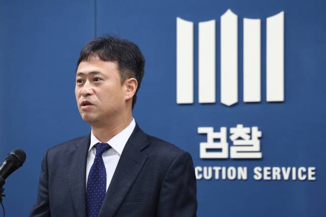 김용식 서울중앙지검 공정거래조사부 부장검사가 9일 서울 서초구 서울고등검찰청에서 주한미군 관련 입찰담합 사건 수사 결과를 브리핑하고 있다. 검찰은 이날 한미 양국 공조 수사를 통해 양국 업체들이 수년간 주한미군에 들어가는 255억 원대 시설·물품 하도급 용역 입찰 과정에서 담합한 사실을 적발했다고 밝혔다. 연합뉴스