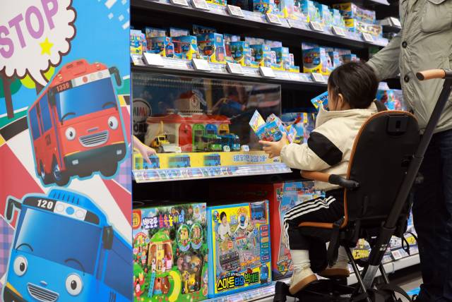 서울 시내 한 대형마트 완구 매장에서 어린이가 완구류를 살피고 있다. 연합뉴스