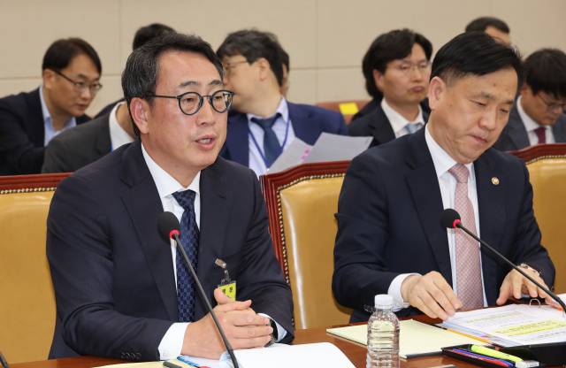 8일 국회 과학기술정보방송통신위원회 전체회의에서 열린 SK텔레콤 유심 해킹 사건 청문회에서 유영상 SK텔레콤 대표이사가 의원 질의에 답하고 있다. 연합뉴스