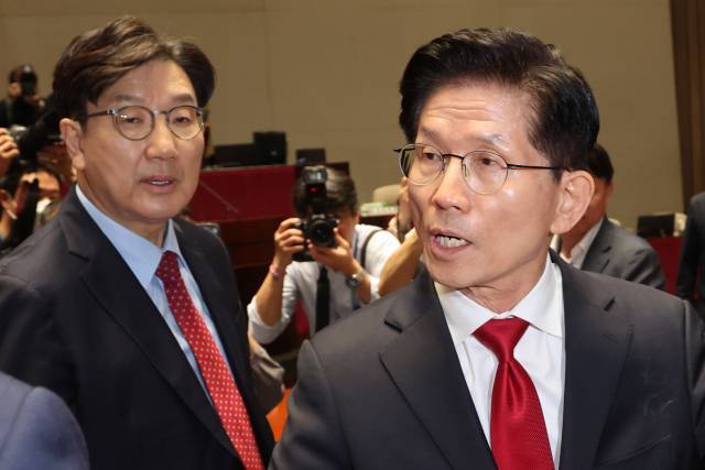 김문수 국민의힘 대선 후보가 9일 서울 여의도 국회에서 열린 의원총회에서 발언한 뒤 퇴장하고 있다. 연합뉴스