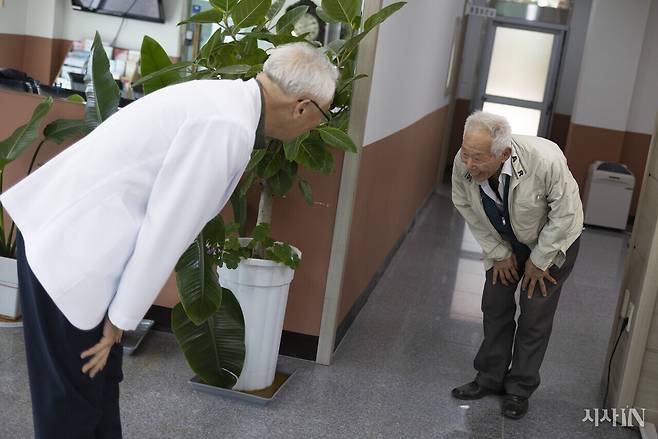 진료를 마친 주민과 인사를 나누는 임경수 고부보건지소장(왼쪽). ⓒ시사IN 이명익