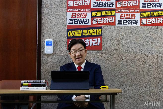 국민의힘 권성동 원내대표가 김문수 대통령 후보의 관훈클럽 토론회 영상을 보며 웃고 있다. ⓒ시사IN 신선영