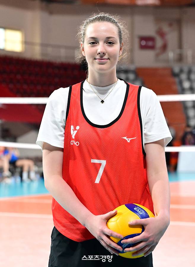 빅토리아 데미도바(러시아)가 튀르키예 이스탄불에서 진행 중인 2025 한국배구연맹(KOVO) 여자부 외국인 선수 트라이아웃에 참가해 연습경기를 소화한 뒤 포즈를 취하고 있다. KOVO 제공