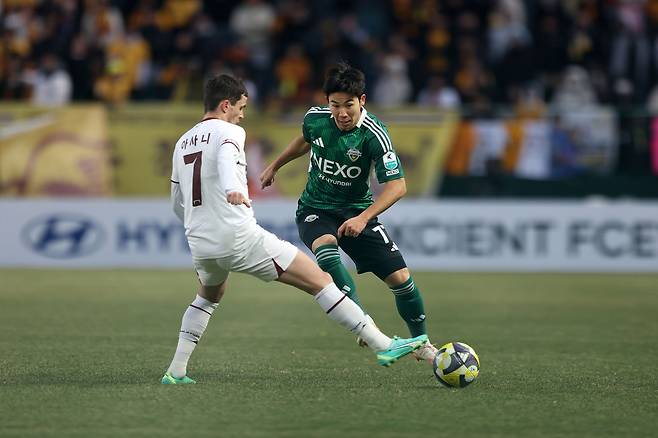 전북 김태현(오른쪽)과 광주 아사니. 프로축구연맹 제공