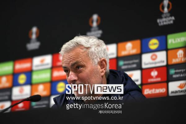 ▲ 조제 무리뉴 감독은 여전히 심판 판정에 대해 불만을 토로하고 라이벌 감독의 코를 잡아 당기는 등 기행도 마다치 않는다.