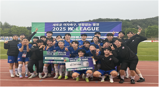 화천KSPO 최정민 선수 WK리그 9R MVP 기념 사진 및 선수단 사진 ⓒ한국여자축구연맹