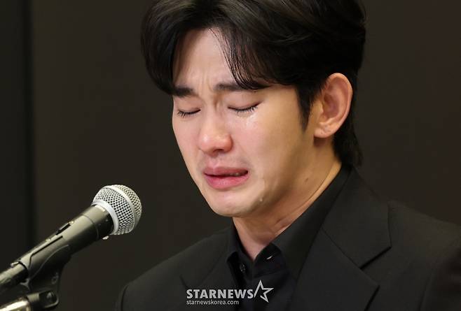 (서울=뉴스1) 권현진 기자 = 배우 김수현이 31일 오후 서울 마포구 스탠포트호텔에서 긴급 기자회견을 열고 고(故) 김새론이 미성년자일 때부터 교제했다는 의혹을 비롯한 각종 논란에 대해 입장을 밝히고 있다. 2025.3.31/뉴스1  Copyright (C) 뉴스1. All rights reserved. 무단 전재 및 재배포,  AI학습 이용 금지. /사진=(서울=뉴스1) 권현진 기자