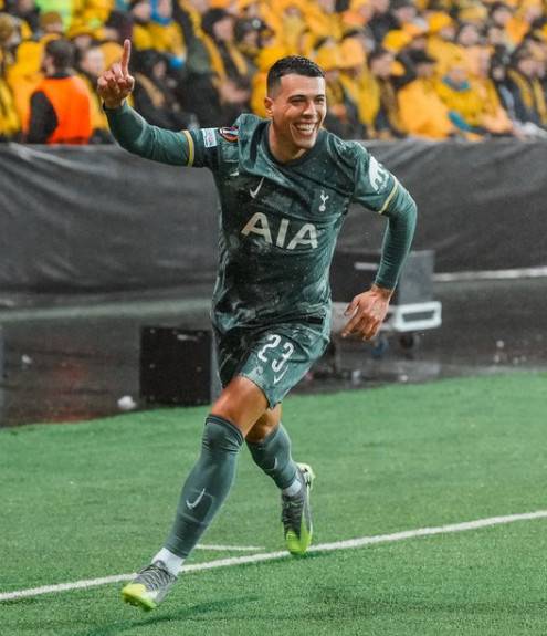 페드로 포로가 9일 오전4시(한국시간) 노르웨이 노를란보되의 아스프미라 스타디움에서 열린 토트넘 대 보되/글림트의 '2024~2025시즌 유럽축구연맹(UEFA) 유로파리그(UEL)' 4강 2차전에서 골을 넣고 기뻐하고 있다. /사진=토트넘 공식 SNS 갈무리