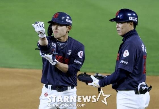 롯데 자이언츠 외야수 황성빈(왼쪽). /사진=김진경 대기자